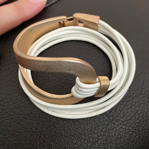 Bracketed with white straps and gold buckle - Picture 2 of 2